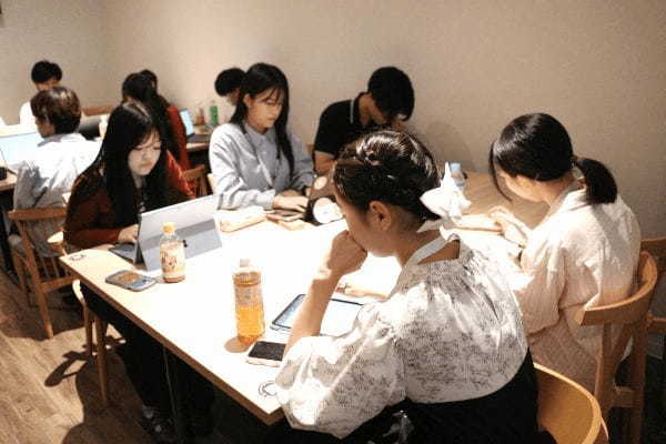 グループワークに励む学生たち