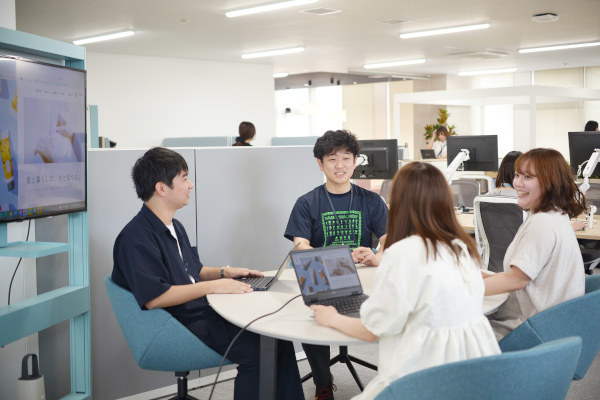 社員と話す國枝代表（写真提供＝よーじや）