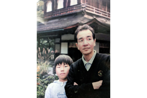 Mu,寺尾社長,幼少期